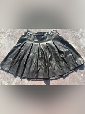 Women's XS  Black Faux Leather Pleated Skirt